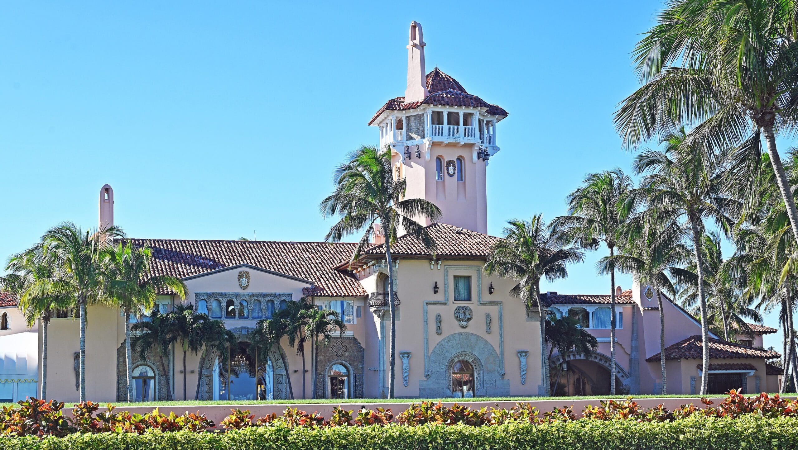 You are currently viewing États-Unis : un homme armé abattu après une intrusion à Mar-a-Lago, résidence de Donald Trump