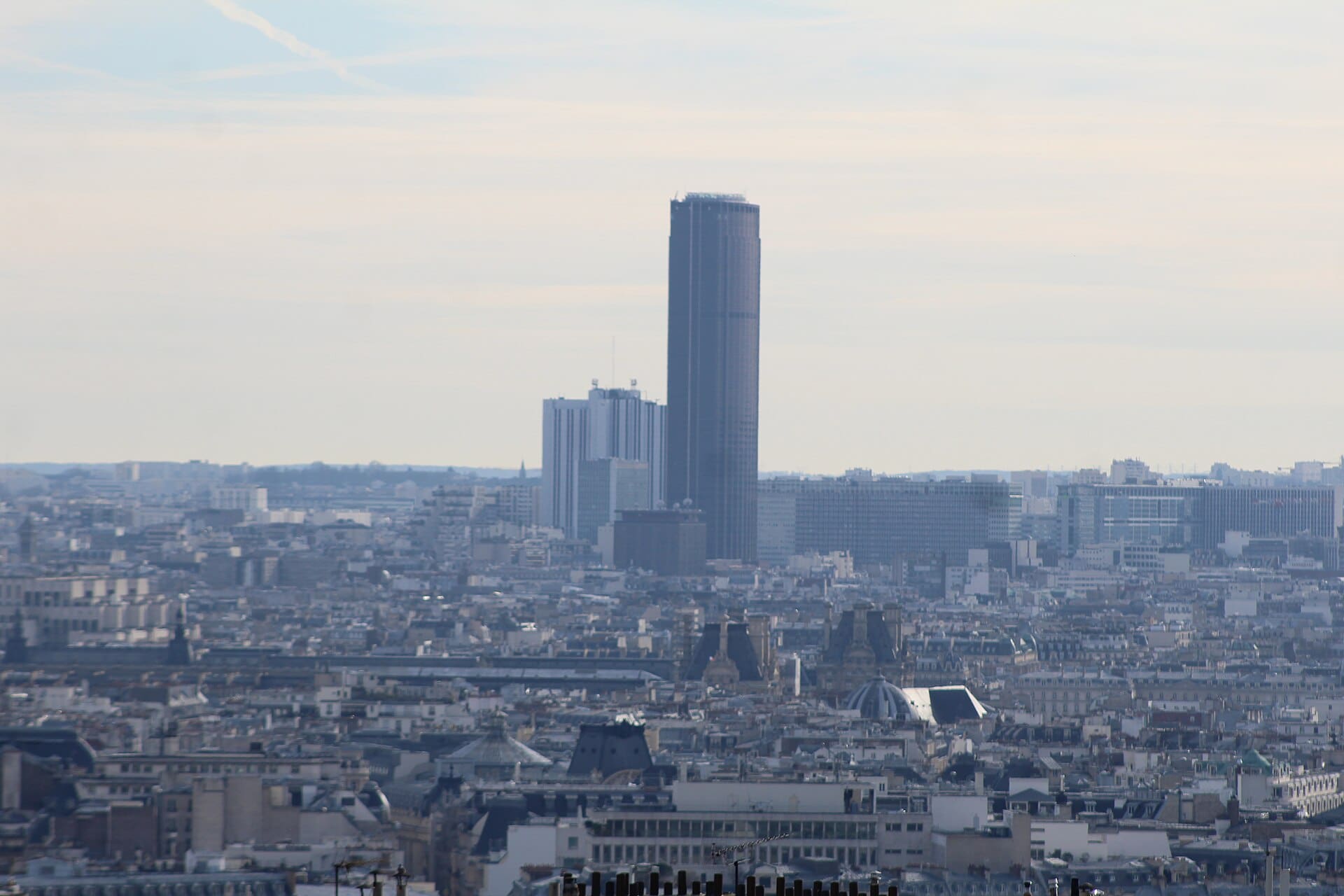 You are currently viewing Fausse alerte à la bombe à Paris: la tour Montparnasse et Sciences Po évacués, aucun explosif découvert