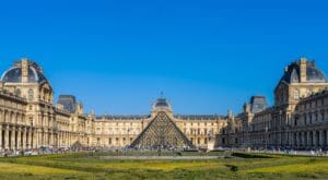 Lire la suite à propos de l’article Louvre : le projet de travaux pharaoniques cristallise la fronde contre une « hyperprésidence »