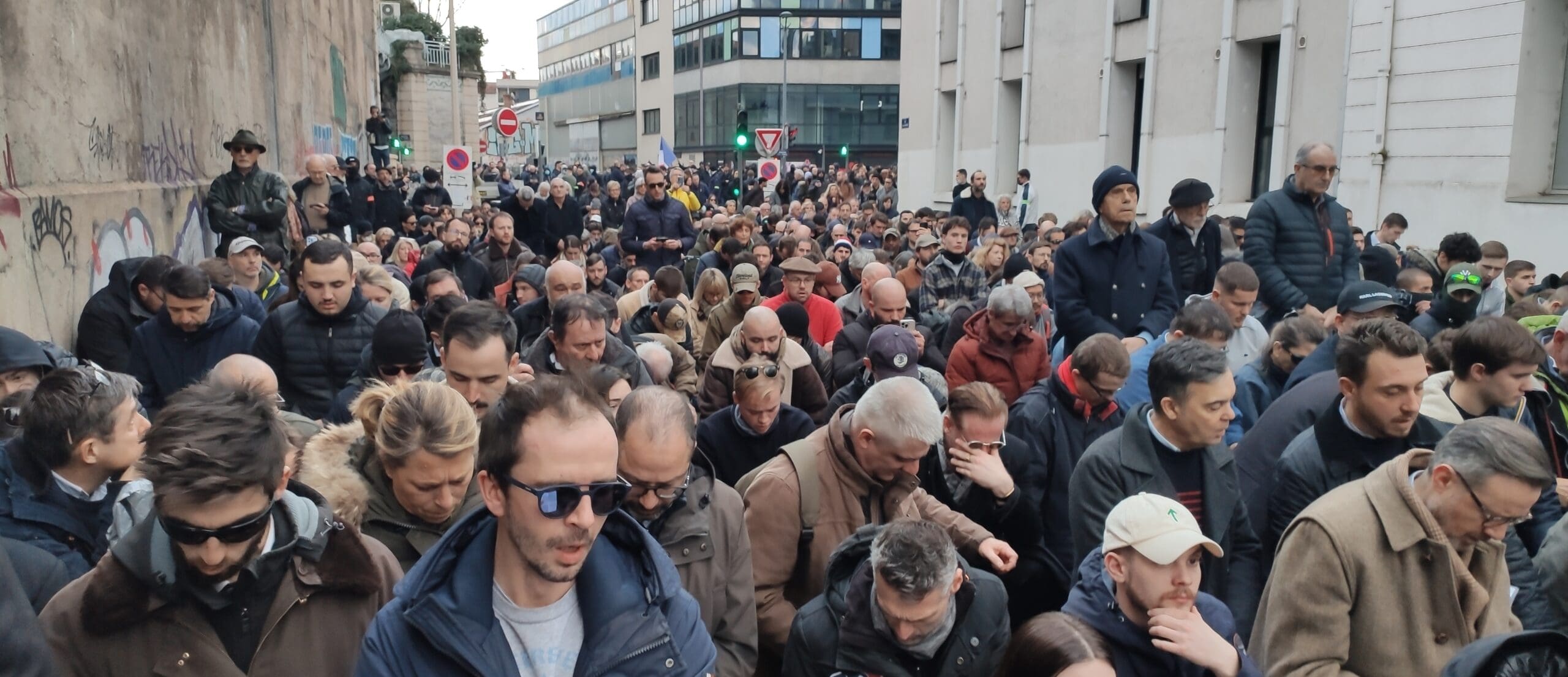 You are currently viewing Marche d’hommage à Quentin Deranque à Lyon : un défilé globalement calme terni par des slogans radicaux et saluts nazis