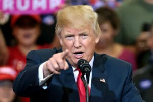 Lire la suite à propos de l’article Ovnis : Donald Trump promet la déclassification des dossiers après le buzz provoqué par Barack Obama