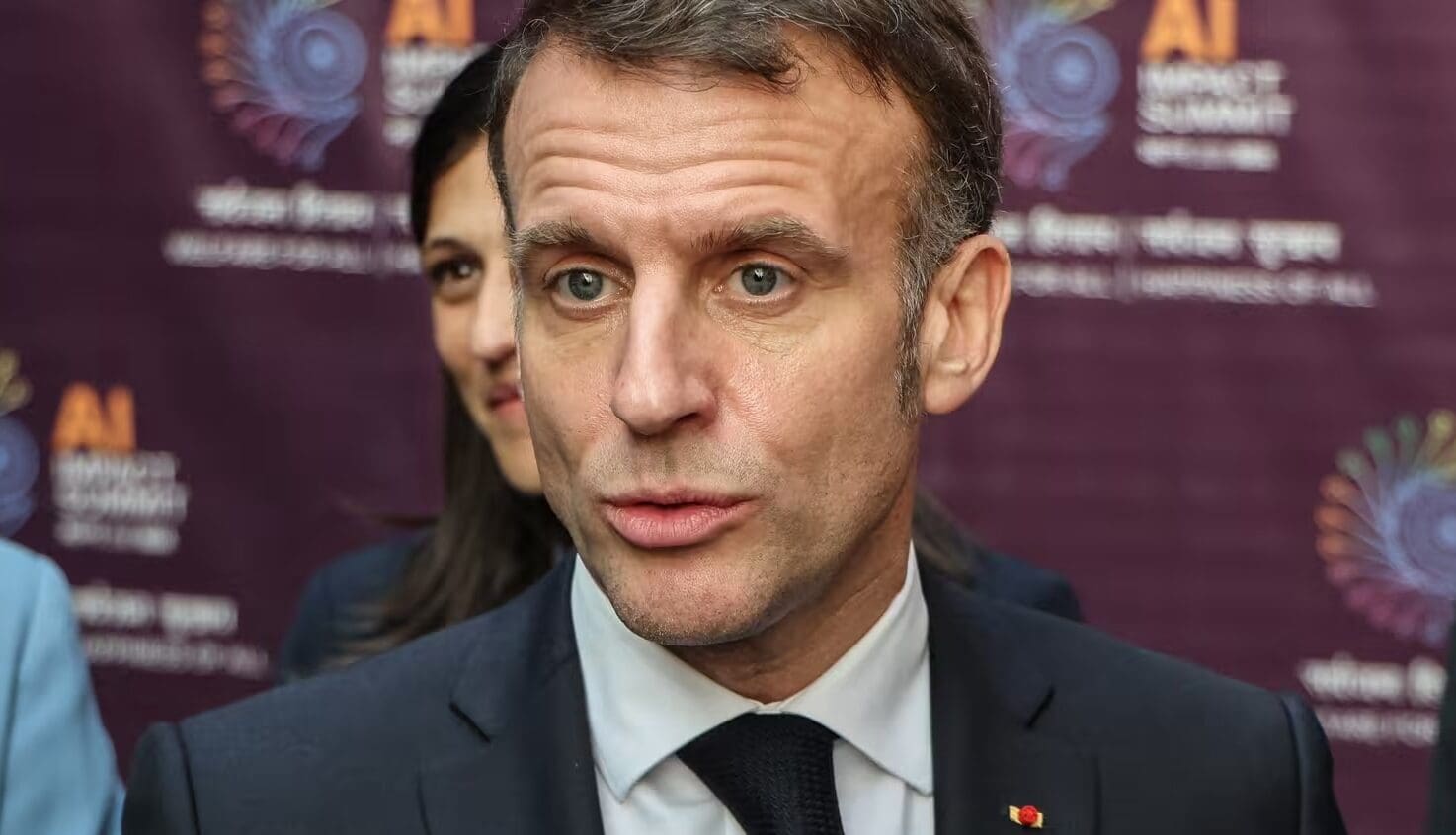 You are currently viewing Quentin Deranque : Emmanuel Macron exhorte les extrêmes à faire le ménage