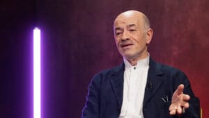 Lire la suite à propos de l’article Alain Bauer : « je peux vous faire croire qu’un pull vert est bleu »