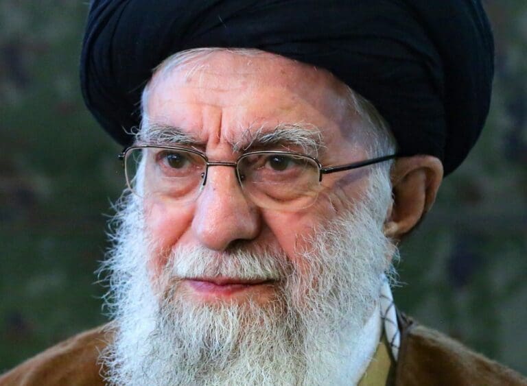 Lire la suite à propos de l’article Ali Khamenei tué dans les frappes israélo-américaines : Donald Trump annonce sa mort, l’Iran décrète 40 jours de deuil