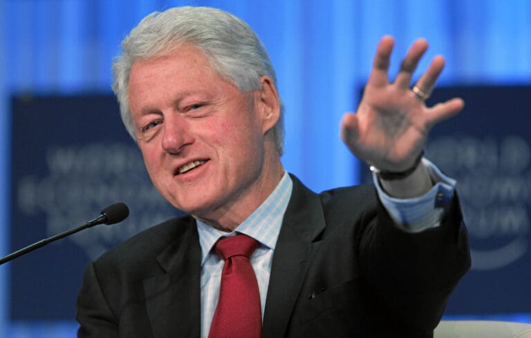 Lire la suite à propos de l’article Etats-Unis : Bill Clinton a été contraint de témoigner devant le Congrès sur ses liens avec Jeffrey Epstein