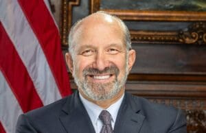 Lire la suite à propos de l’article Etats-Unis : Howard Lutnick sous pression après la réapparition d’une photo avec Jeffrey Epstein