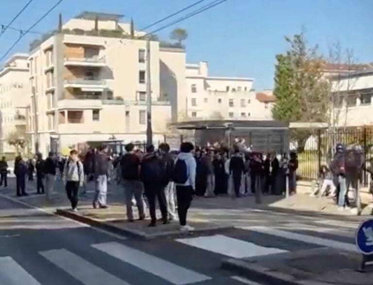 Lire la suite à propos de l’article Lyon : tensions et intervention policière devant le Lycée Saint-Exupéry