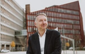 Lire la suite à propos de l’article Métropolitaines 2026 à Lyon : Bruno Bernard propose de régulariser les sans-papiers par le travail