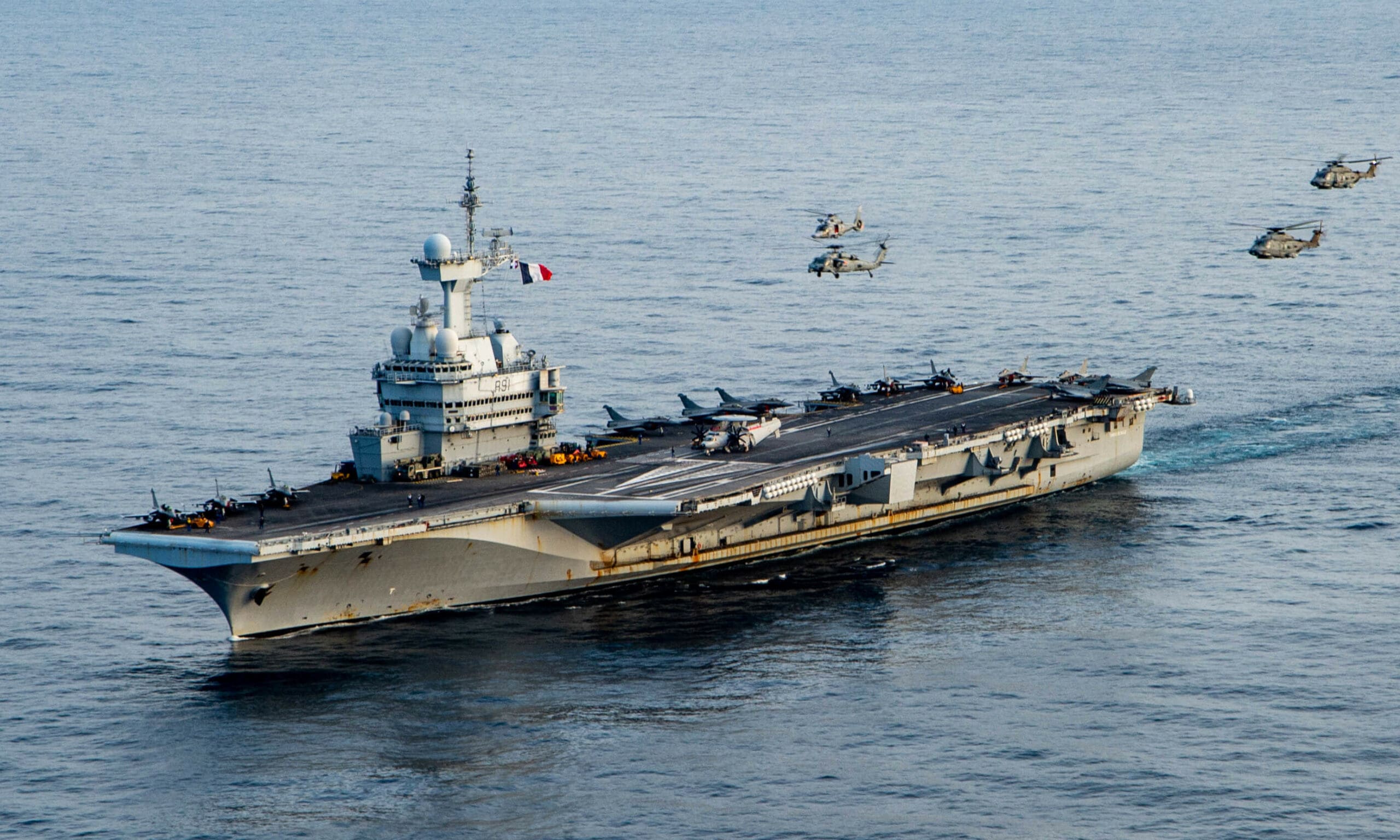 You are currently viewing Moyen Orient : Emmanuel Macron envoie le Charles de Gaulle en Méditerranée orientale