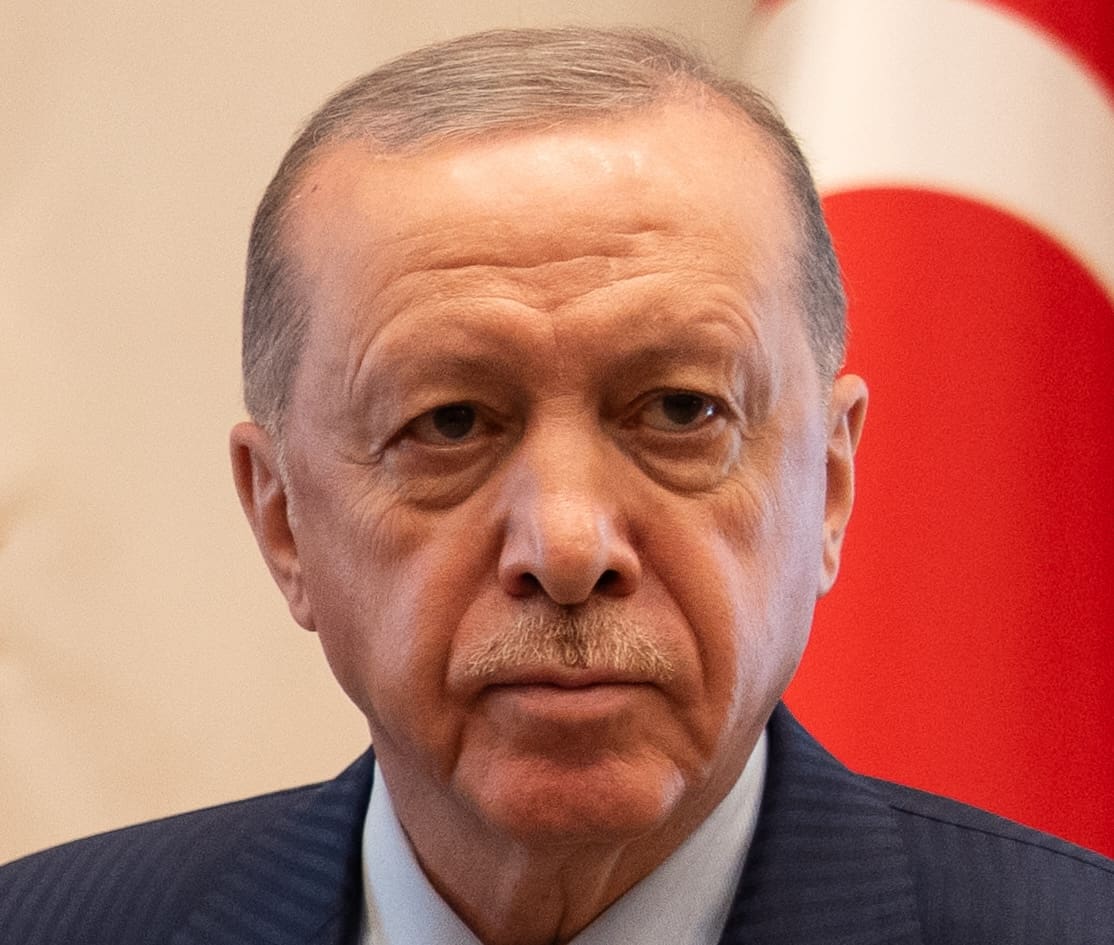 You are currently viewing Turquie : Erdoğan brandit la menace d’une entrée en guerre et promet de frapper « comme en Syrie »