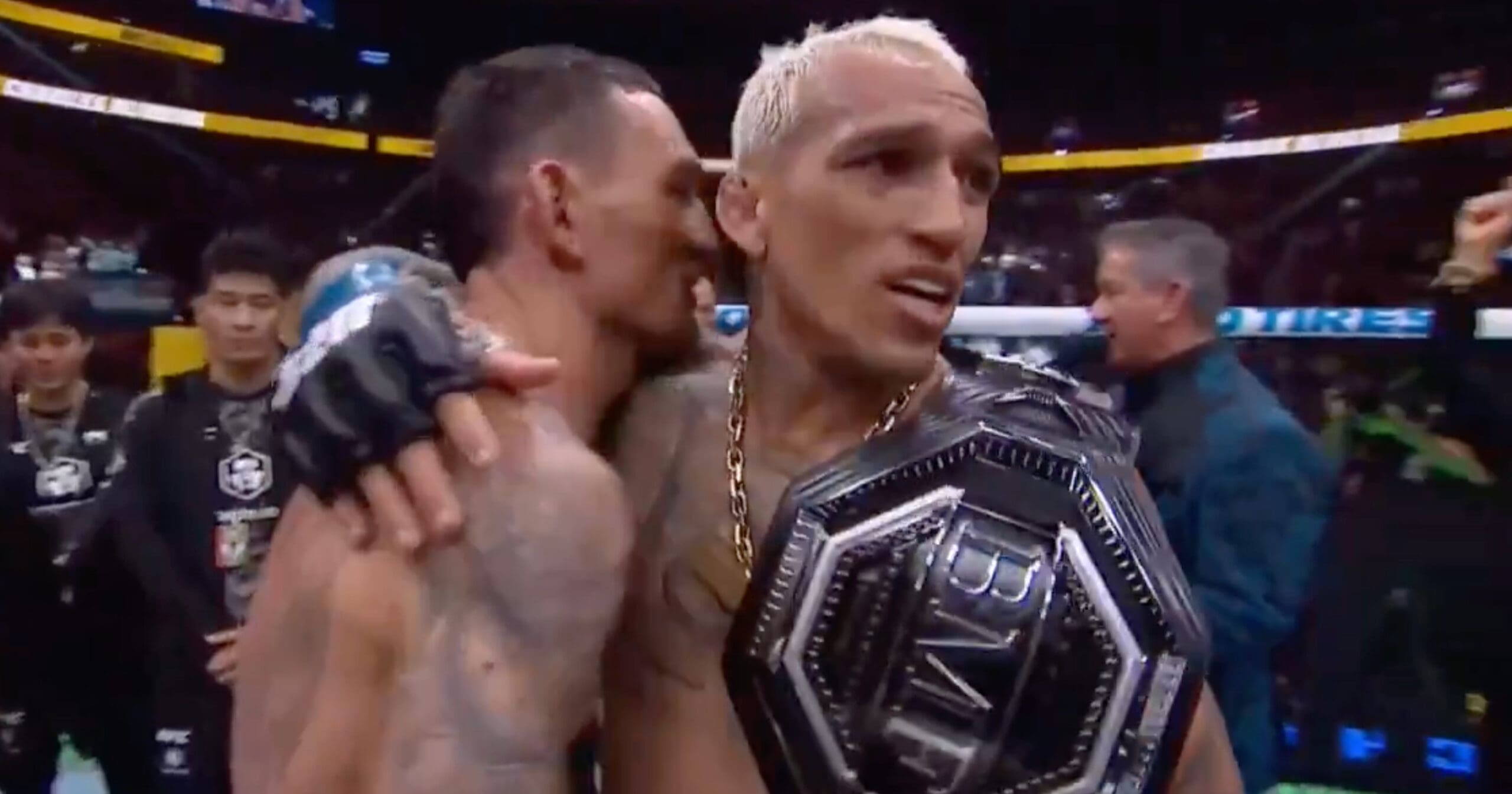 You are currently viewing UFC 326 : Charles Oliveira domine Max Holloway et s’empare de la ceinture BMF à Las Vegas