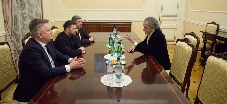 You are currently viewing Volodymyr Zelensky a rencontré Bernard-Henri Lévy et salue son soutien à l’Ukraine