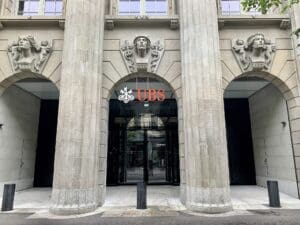 Lire la suite à propos de l’article Affaire Epstein : UBS soupçonnée d’avoir financé la fuite de Ghislaine Maxwell