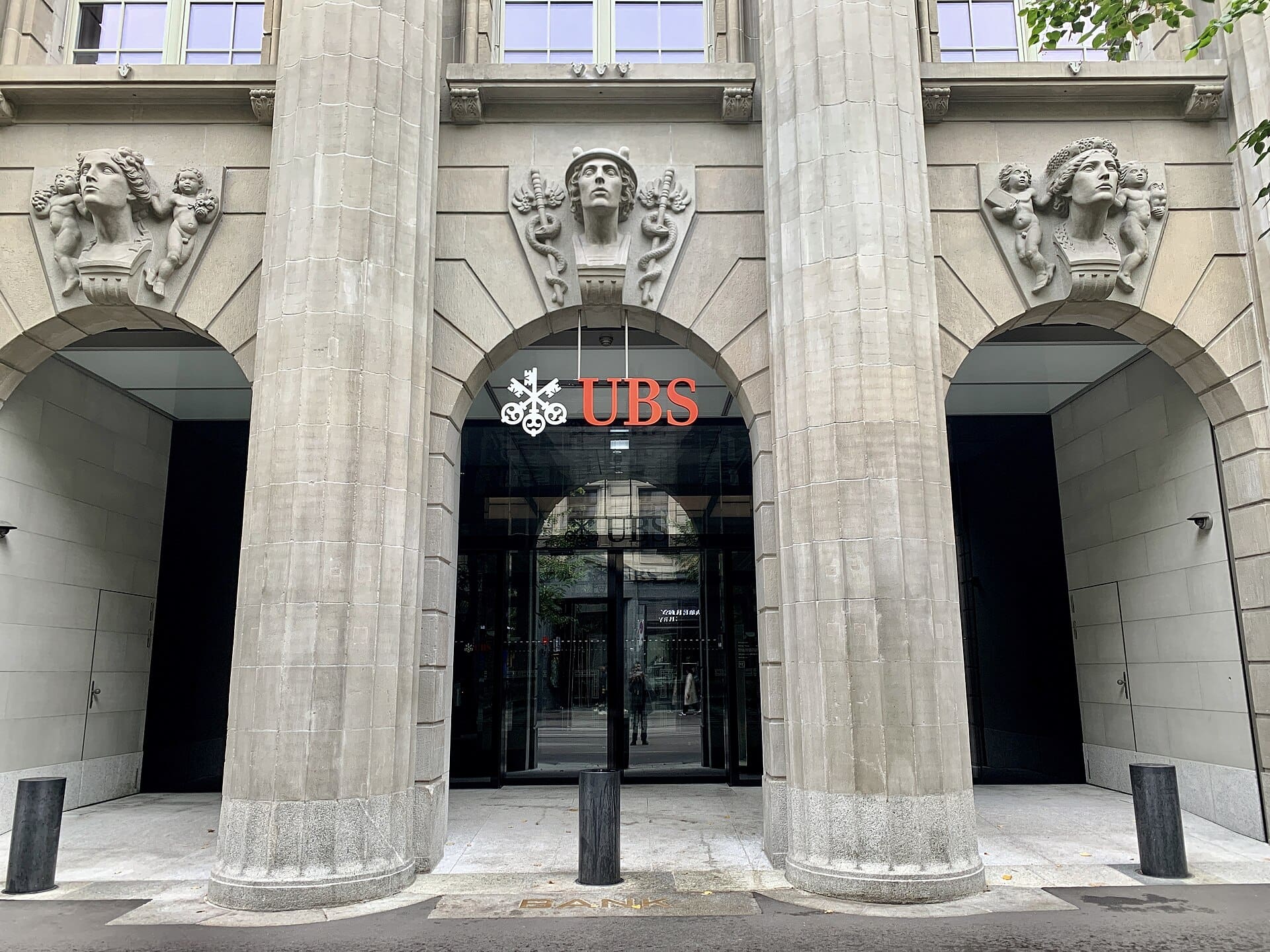 You are currently viewing Affaire Epstein : UBS soupçonnée d’avoir financé la fuite de Ghislaine Maxwell