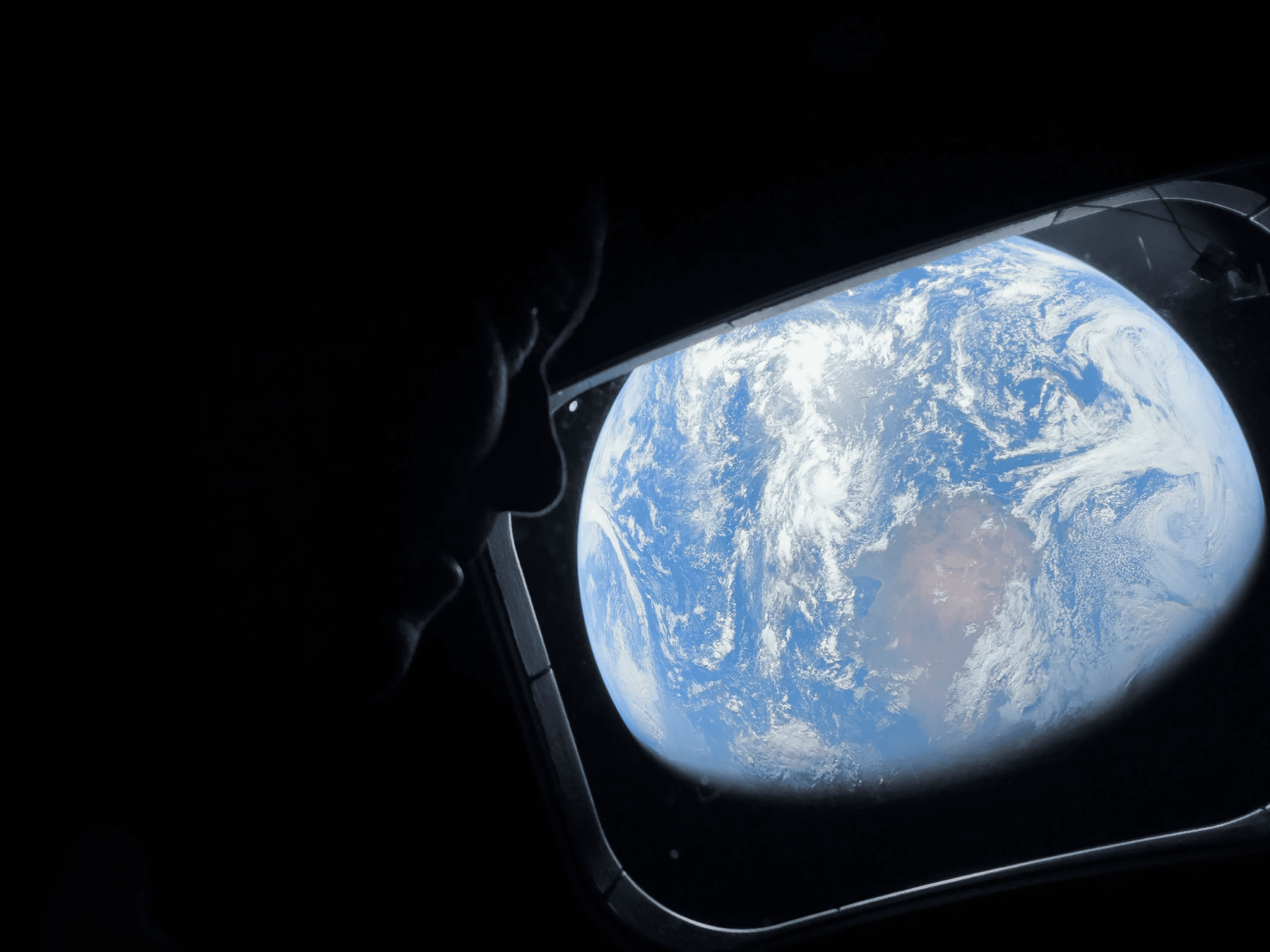 You are currently viewing Artemis II : des astronautes photographient la Terre depuis la Lune avec un iPhone 17 Pro Max