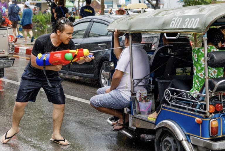 Lire la suite à propos de l’article Songkran 2026 : au cœur du Nouvel An thaïlandais, entre traditions millénaires et dérapages de touristes français