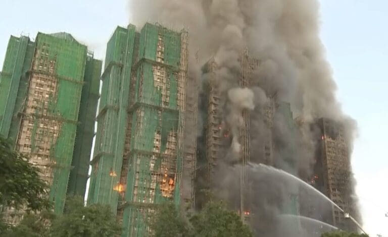 Lire la suite à propos de l’article Hong Kong incendie : le retour des habitants ravive le traumatisme du drame de 2025