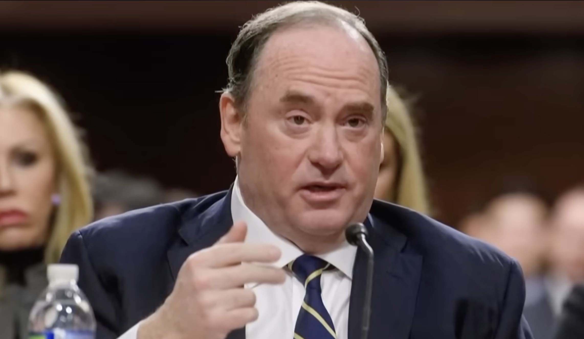 You are currently viewing États-Unis : limogeage éclair du secrétaire à la Marine John Phelan en pleine crise militaire