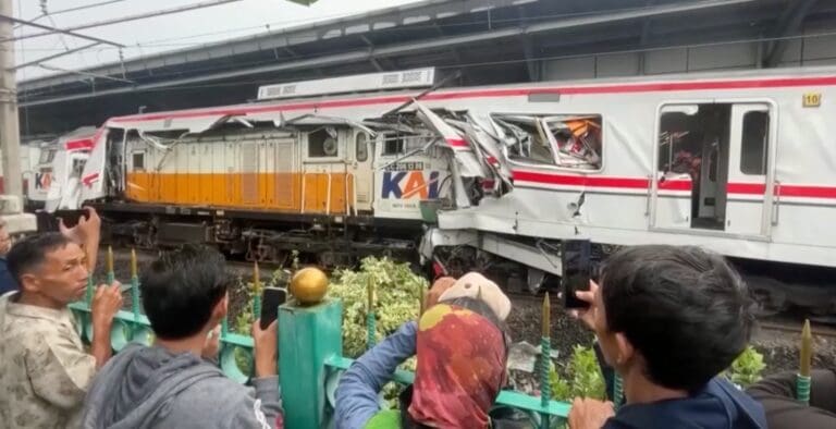 Lire la suite à propos de l’article Indonésie : une collision entre deux trains fait au moins 14 morts près de Jakarta
