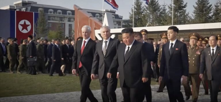 Lire la suite à propos de l’article Corée du Nord : Kim Jong-un confirme l’ordre donné aux soldats présents en Ukraine de se suicider plutôt que d’être capturés