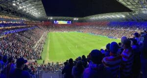 Lire la suite à propos de l’article Coupe du monde 2026 : aux États-Unis, les supporteurs étranglés par l’explosion des prix