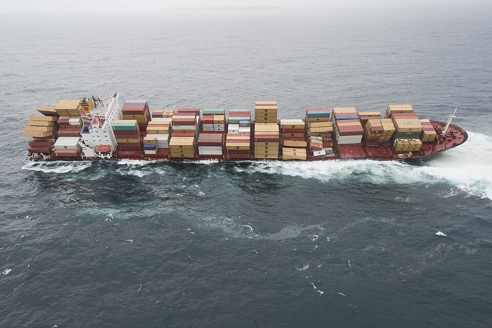 You are currently viewing Détroit d’Ormuz : un cargo pris pour cible relance les tensions maritimes autour de l’Iran