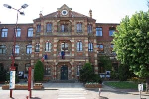 Lire la suite à propos de l’article Fresnes : dix mineurs mis en cause après le saccage de la mairie en pleine transition politique
