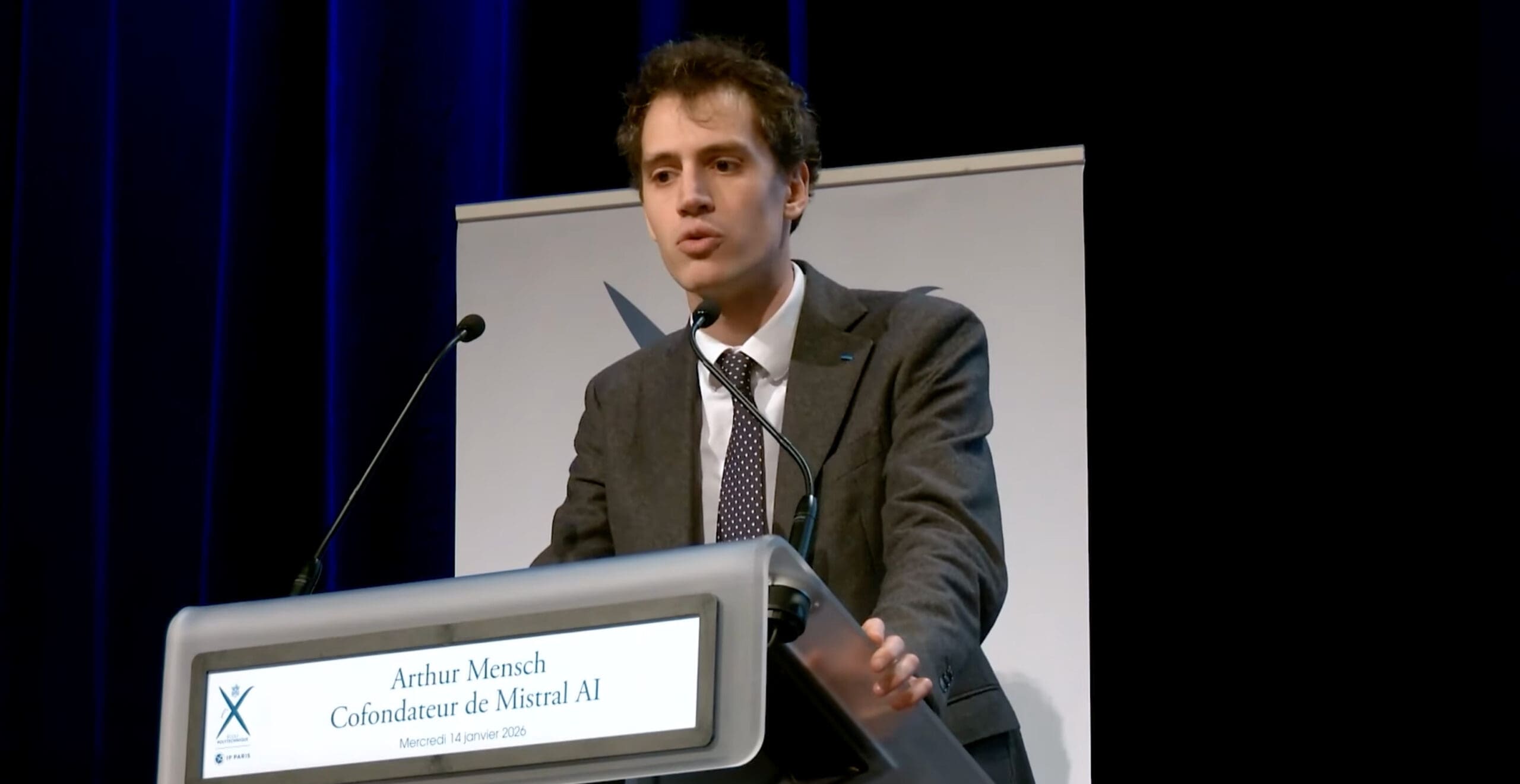 You are currently viewing IA : Arthur Mensch fondateur de Mistral AI appelle à une reconquête technologique européenne depuis l’École polytechnique