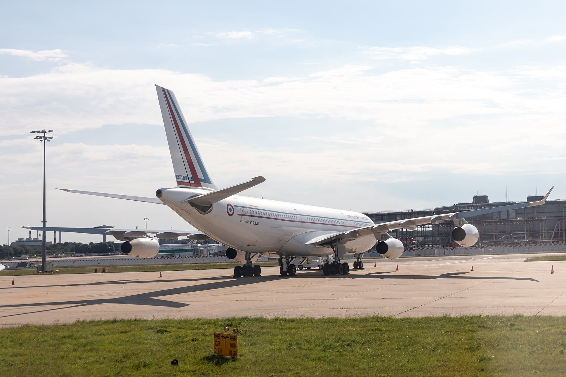 You are currently viewing Kérosène rationné : les vacances d’été des Français menacées par la crise du détroit d’Ormuz