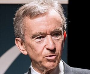Lire la suite à propos de l’article LVMH : Bernard Arnault critique la France et esquive la question de sa succession