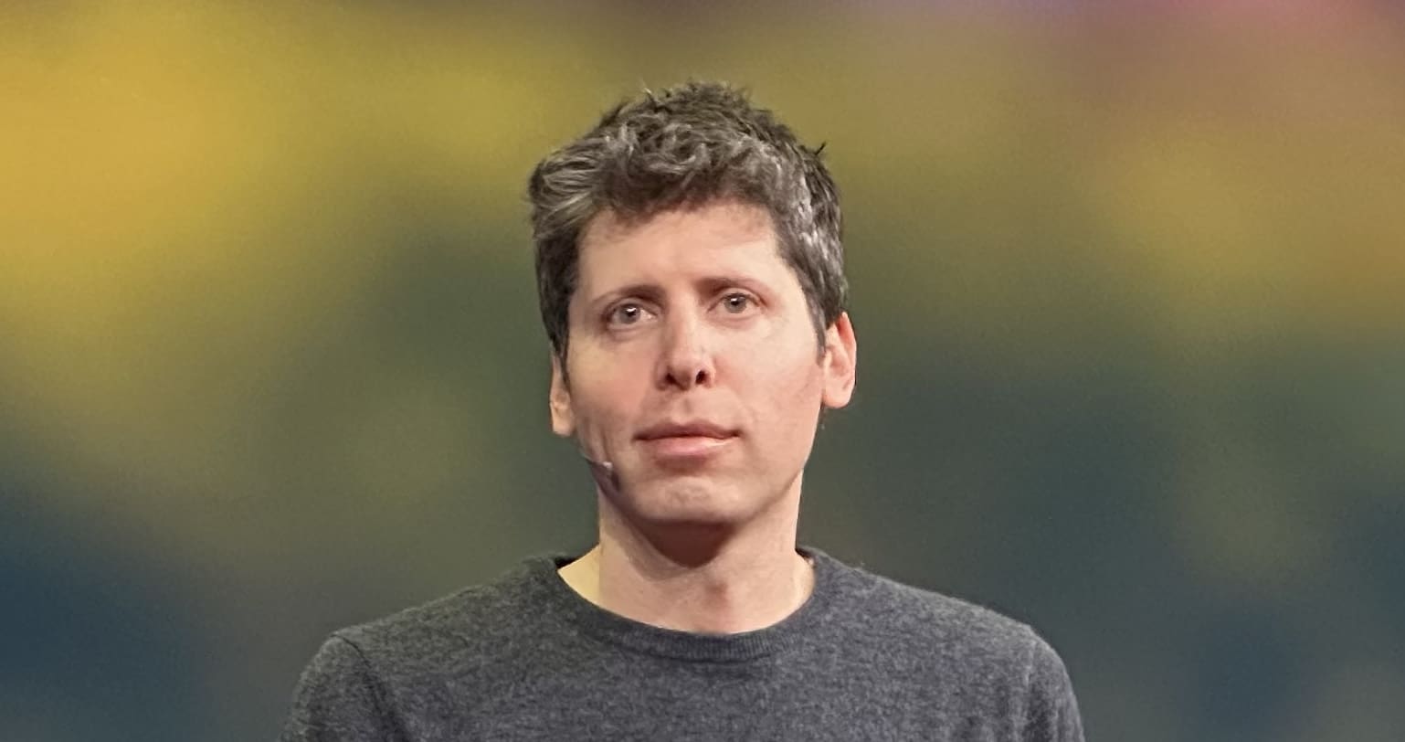 You are currently viewing OpenAI VS Anthropic : Sam Altman dénonce une « stratégie de peur » au cœur de la guerre des IA