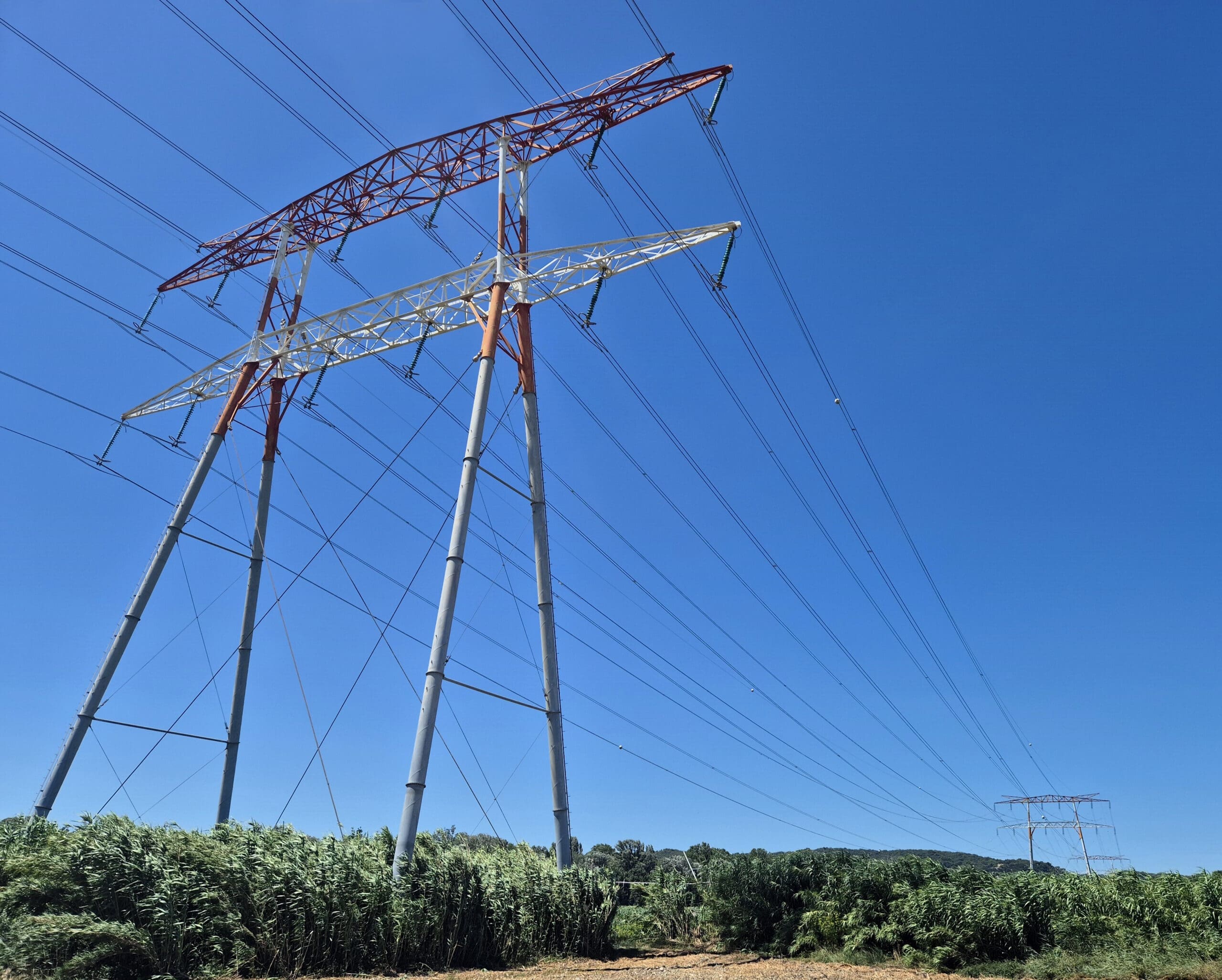 You are currently viewing Réseau sous tension : pourquoi RTE a décidé d’encadrer le solaire et l’éolien ?