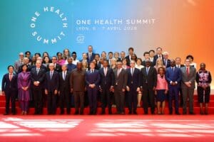 Lire la suite à propos de l’article Résistances aux antibiotiques : un pacte mondial signé à Lyon lors du Sommet One Health
