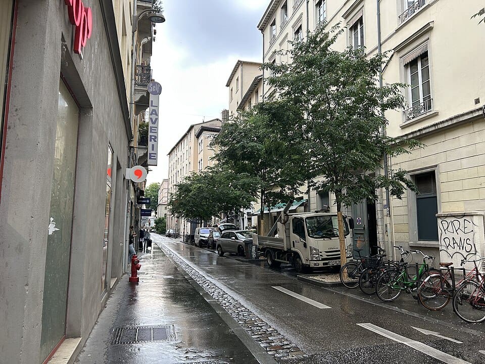 You are currently viewing Lyon : un homme poignardé en pleine rue, une agression brutale qui relance les inquiétudes
