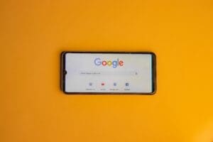 Lire la suite à propos de l’article Google : plus de 600 salariés s’opposent à l’usage de l’IA pour des opérations militaires classifiées