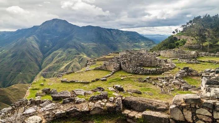 Kuélap, forteresse pré-inca du nord amazonien du Pérou Matyas Rehak / ADOBE STOCK.