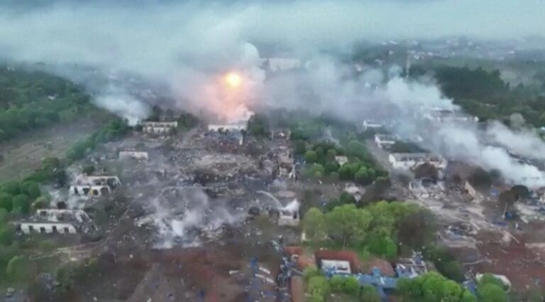Lire la suite à propos de l’article Chine : une explosion dans une usine de feux d’artifice fait au moins 21 morts et des dizaines de blessés