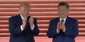 Lire la suite à propos de l’article Trump-Xi : à Pékin, des accords commerciaux spectaculaires sur fond de rivalité stratégique persistante