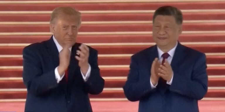 Lire la suite à propos de l’article Trump-Xi : à Pékin, des accords commerciaux spectaculaires sur fond de rivalité stratégique persistante