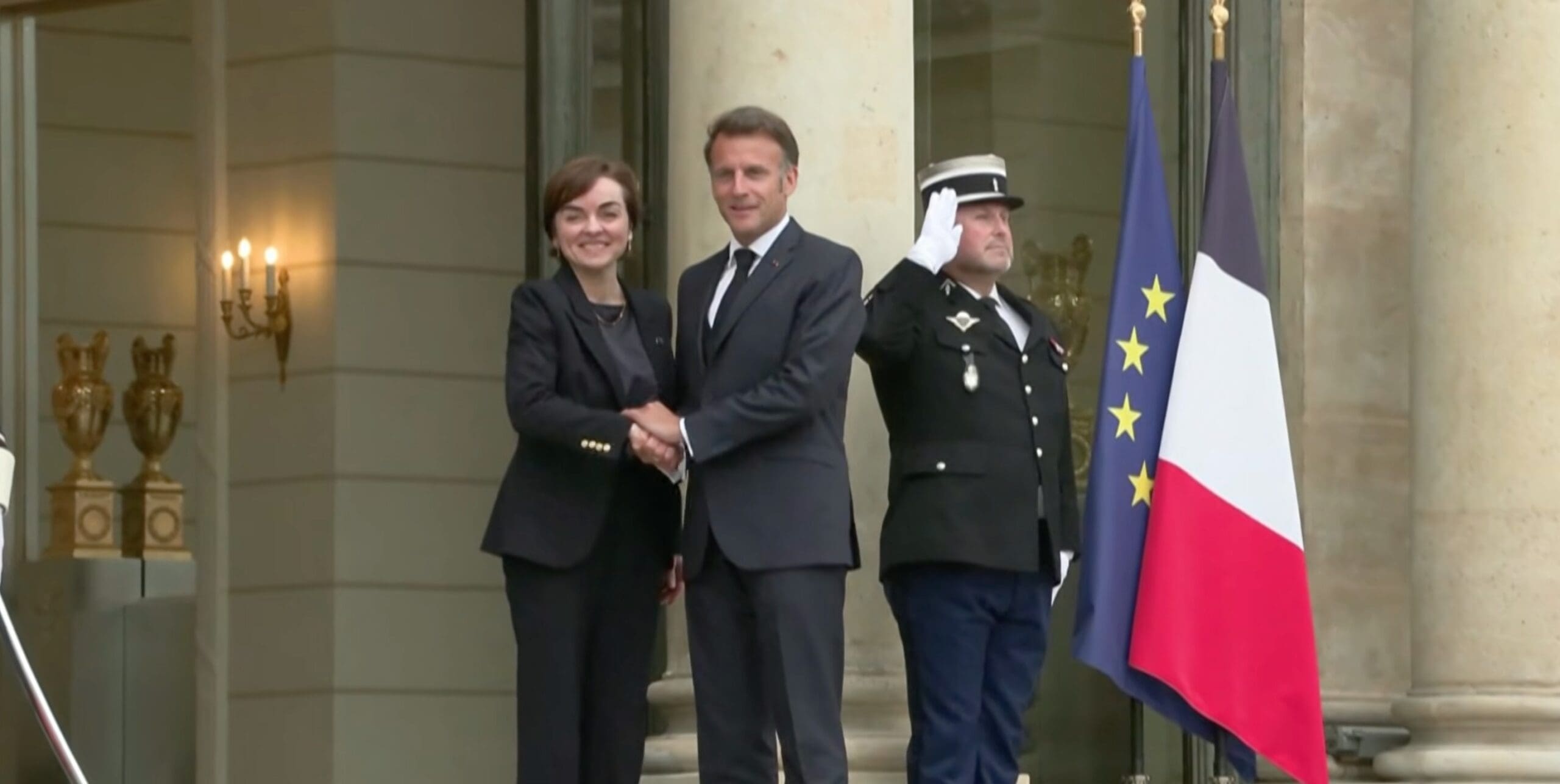 Christine Fréchette rencontre Emmanuel Macron à Paris. Photo : Noovo Info / Youtube.