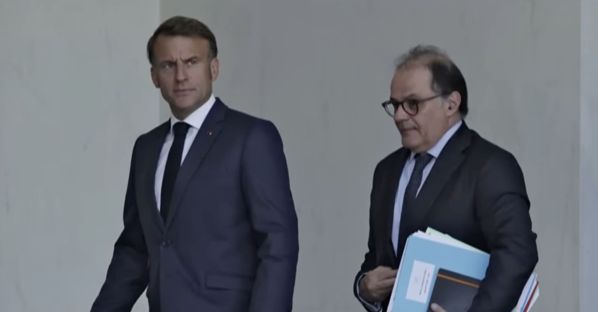 Emmanuel Macron et Emmanuel Moulin. Photo : Capture d'écran de France 24.