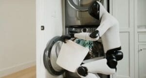 Lire la suite à propos de l’article Androides : vers des robots domestiques capables d’apprendre les tâches ménagères, entre progrès technologique et fantasmes d’autonomie