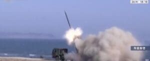 Lire la suite à propos de l’article Corée du Nord : Pyongyang multiplie les essais de missiles et teste un nouveau système d’armement
