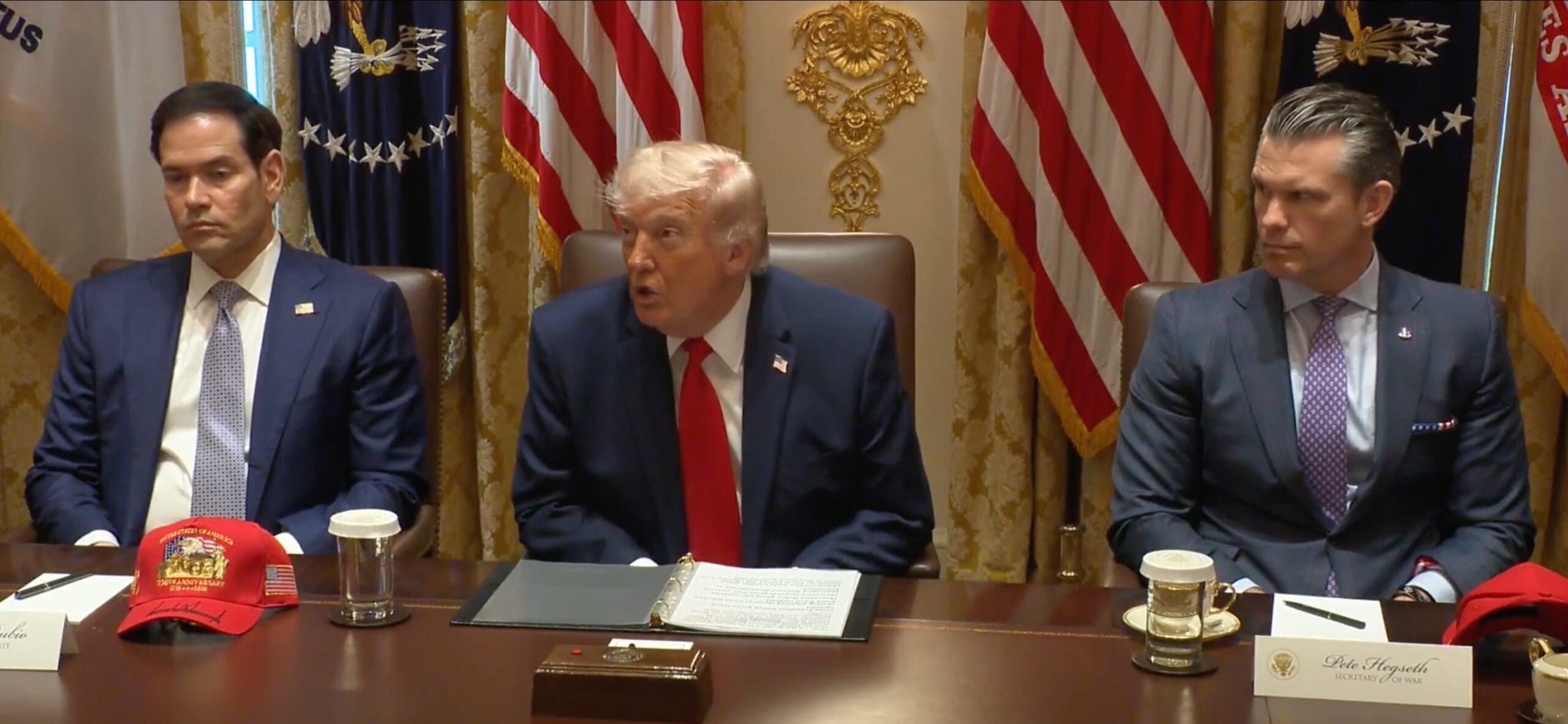 Donald Trump s'en est publiquement pris à Oman lors d'un conseil des ministres à la Maison Blanche. Photo : Capture d'écran du compte X de Department of State.
