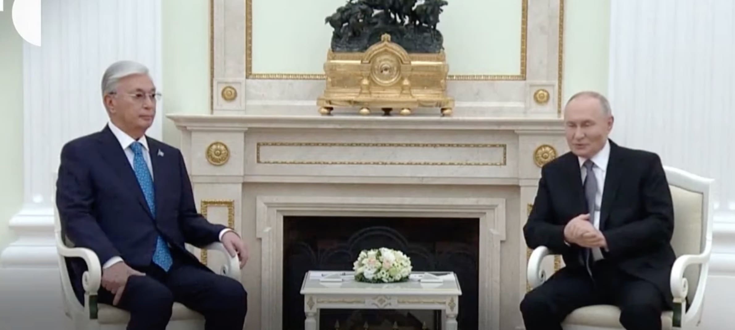 Poutine reçoit le président kazakh Tokaïev au Kremlin. Photo : capture d'écran de Buzz Plus Français - Youtube.