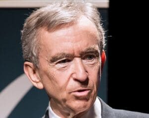 Lire la suite à propos de l’article Challenges : la vague de départs au sommet s’accélère après le rachat par LVMH