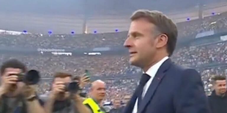 Lire la suite à propos de l’article Coupe de France : Emmanuel Macron conspué au Stade de France avant Lens-Nice