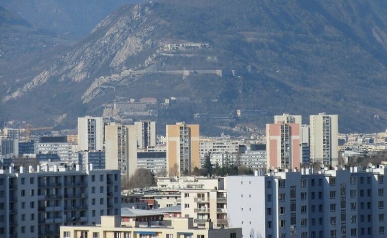 Lire la suite à propos de l’article Échirolles : un mineur du Rhône retrouvé brûlé dans une voiture