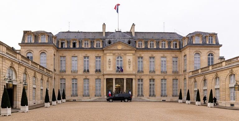 Lire la suite à propos de l’article Élysée perquisitionné : une enquête vise les marchés de panthéonisation