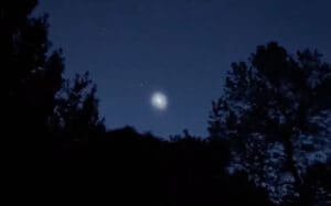 Lire la suite à propos de l’article Falcon 9 : le mystérieux objet lumineux dans le ciel du Rhône expliqué